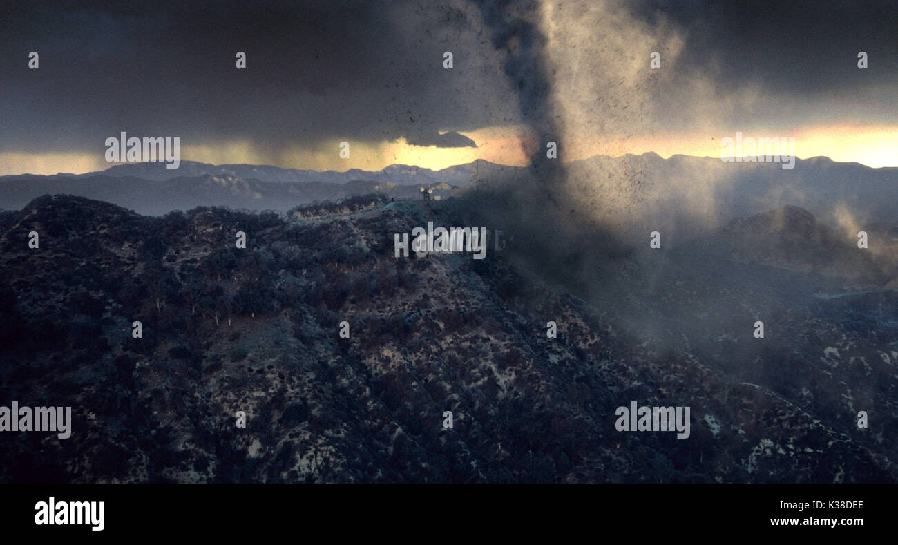 Il giorno dopo domani oggetto: CONDIZIONI ATMOSFERICHE ESTREME, HOLLYWOOD SIGN, tornado data: 2004 Foto Stock