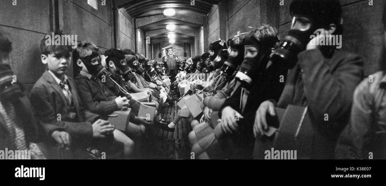 Speranza e gloria Columbia Pictures/GOLDCREST film SEBASTIAN RISO-EDWARDS, sinistra, senza maschera a gas durante la seconda guerra mondiale homefront; i bambini di maschere antigas; Air Raid Shelter data: 1987 Foto Stock