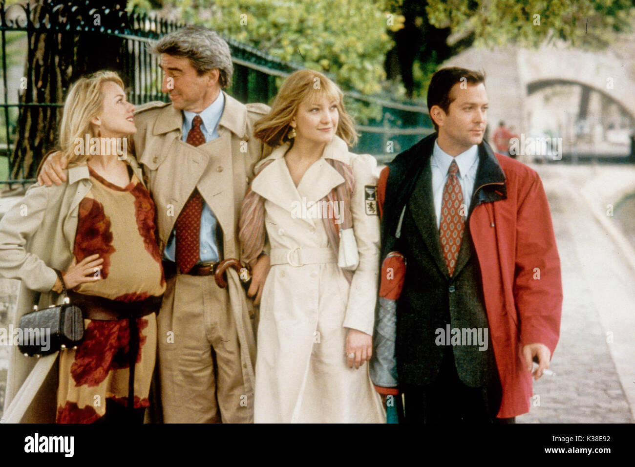 LE DIDIVORCE NAOMI WATTS, SAM WATERSTON, KATE HUDSON E THOMAS LENNON KELLY BAG INGNENT RAINCOAT FUMANDO UN PROIETTORE FOX LE DIDIVORCE data: 2003 Foto Stock