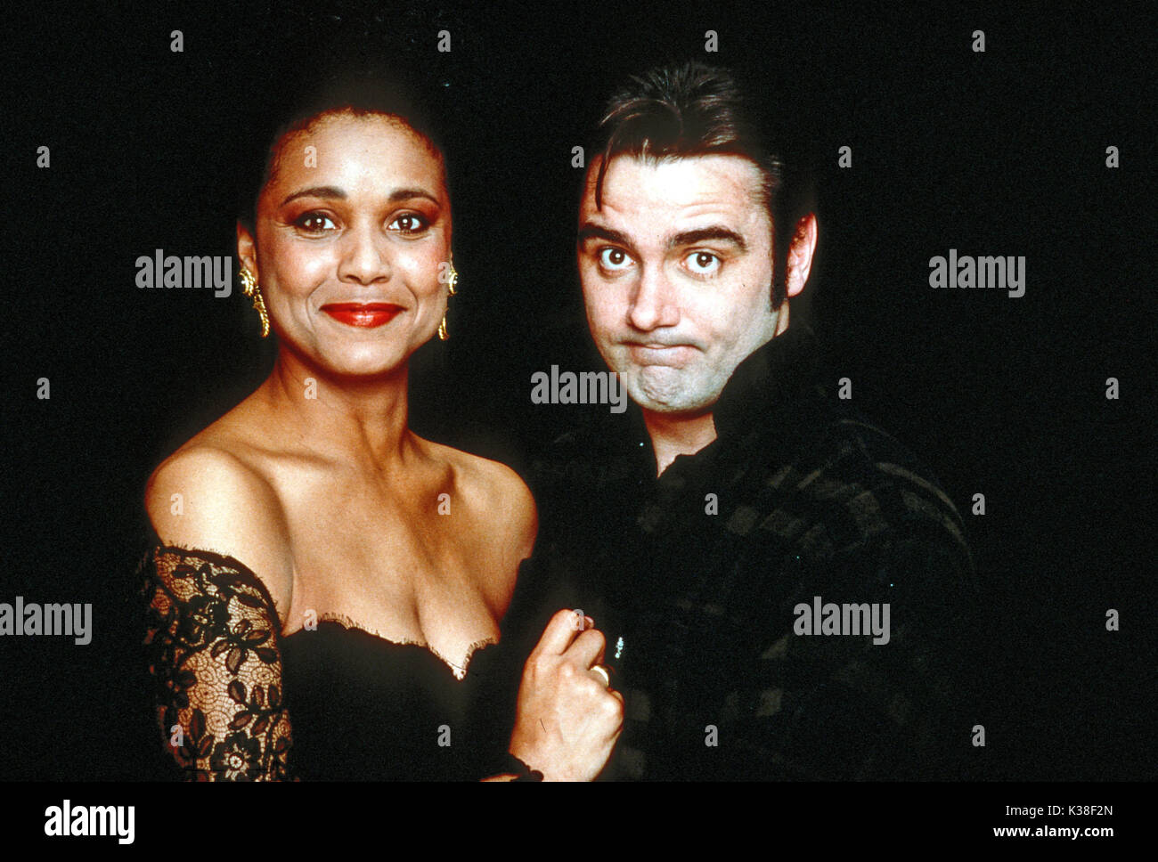 PETER'S FRIENDS (UK 1992) BBC FILMS/CHANNEL 4 FILMS/RENAISSANCE FILMS/SAMUEL GOLDWYN COMPANY ALPHONSIA EMMANUEL, TONY SLATTERY PETER'S FRIENDS (UK 1992) BBC FILMS/CHANNEL 4 FILMS/RENAISSANCE FILMS/SAMUEL GOLDWYN COMPANY ALPHONSIA EMMANUEL, TONY SLATTERY data: 1992 Foto Stock