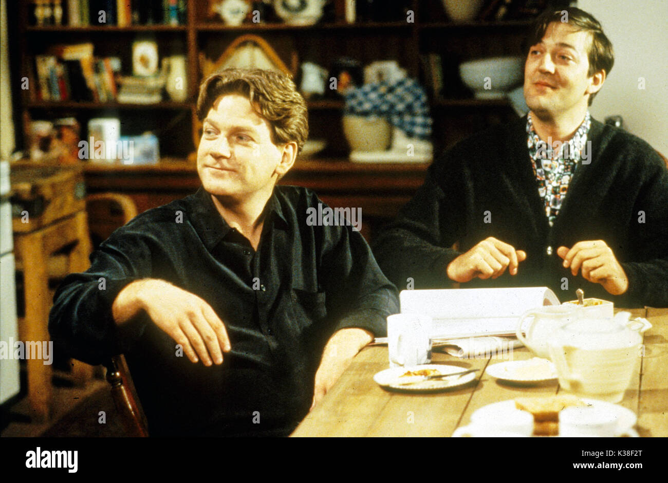 PETER'S FRIENDS (UK 1992) BBC FILMS/CANALE 4 FILMS/RENAISSANCE FILMS/SAMUEL GOLDWYN COMPANY KENNETH BRANAGH, STEPHEN FRY PETER'S FRIENDS (UK 1992) BBC FILMS/CANALE 4 FILMS/RENAISSANCE FILMS/SAMUEL GOLDWYN COMPANY KENNETH BRANAGH, STEPHEN FRY data: 1992 Foto Stock