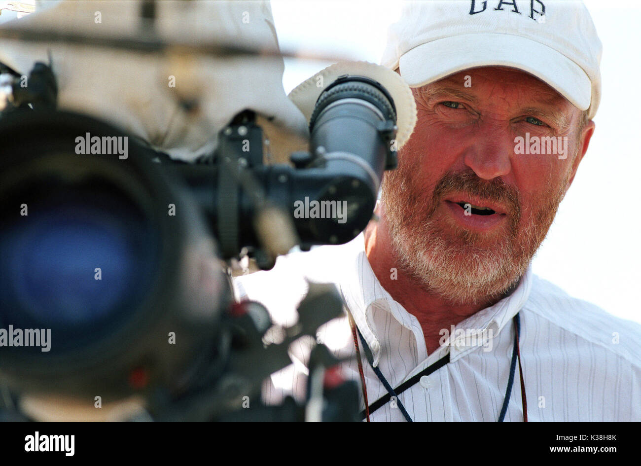 Direttore della fotografia Roger Pratt sul set di Warner Bros. Troy, l'epica avventura d'azione di Pictures, con Brad Pitt, Eric Bana e Orlando Bloom. FOTOGRAFIE DA UTILIZZARE ESCLUSIVAMENTE PER PUBBLICITÀ, PROMOZIONE, PUBBLICITÀ O RECENSIONI DI QUESTO FILM SPECIFICO E PER RIMANERE DI PROPRIETÀ DELLO STUDIO. NON IN VENDITA O RIDISTRIBUZIONE. TROY [US 2004] Direttore della Fotografia Roger Pratt sul set di Warner Bros. Troy, l'epica avventura d'azione di Pictures, con Brad Pitt, Eric Bana e Orlando Bloom. FOTOGRAFIE DA UTILIZZARE ESCLUSIVAMENTE A FINI PUBBLICITARI, PROMOZIONALI, PUBBLICITARI Foto Stock