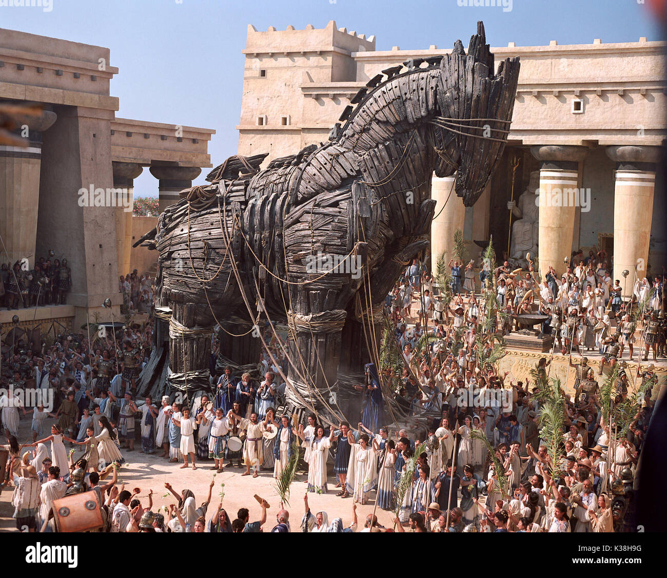 Il cavallo di Troia si trova all'interno della città di Troia in Warner Bros. Troy, l'epica avventura d'azione di Pictures, con Brad Pitt, Eric Bana e Orlando Bloom. Data: 2004 Foto Stock