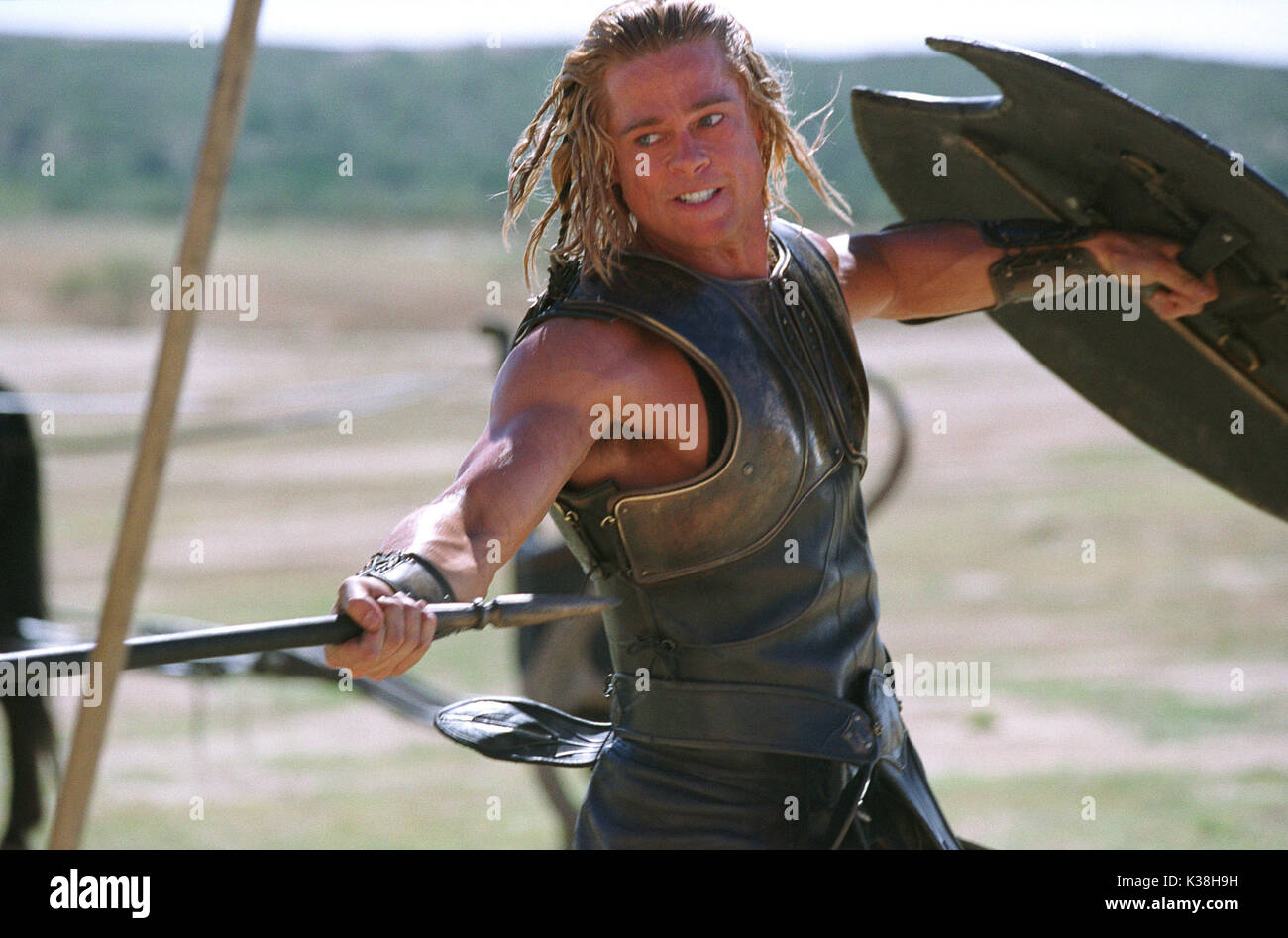 BRAD PITT interpreta "Achilles" in Warner Bros. Troy, l'epica avventura d'azione di Pictures, con Eric Bana e Orlando Bloom. FOTOGRAFIE DA UTILIZZARE ESCLUSIVAMENTE PER PUBBLICITÀ, PROMOZIONE, PUBBLICITÀ O RECENSIONI DI QUESTO FILM SPECIFICO E PER RIMANERE DI PROPRIETÀ DELLO STUDIO. NON IN VENDITA O RIDISTRIBUZIONE. TROY [US 2004] BRAD PITT interpreta 'Achilles' BRAD PITT interpreta 'Achilles' in Warner Bros. Troy, l'epica avventura d'azione di Pictures, con Eric Bana e Orlando Bloom. FOTOGRAFIE DA UTILIZZARE ESCLUSIVAMENTE PER PUBBLICITÀ, PROMOZIONE, PUBBLICITÀ O RECENSIONI DI QUESTO SPECIFICO Foto Stock