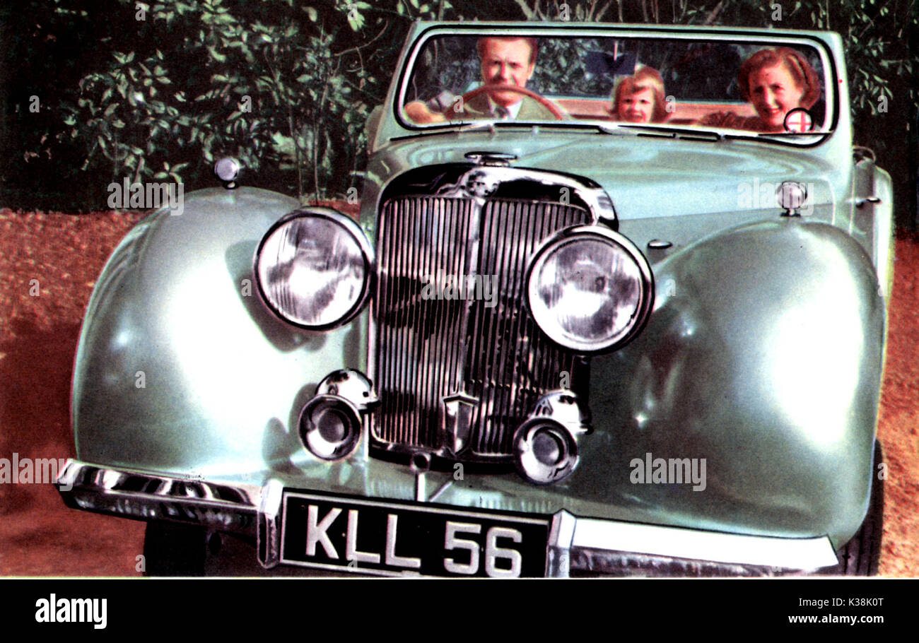 Attore John Mills la moglie lo scrittore e drammaturgo Maria Hayley Bell e la figlia Giulietta nel suo trionfo convertibili 1800, 16 cavalli auto Foto Stock