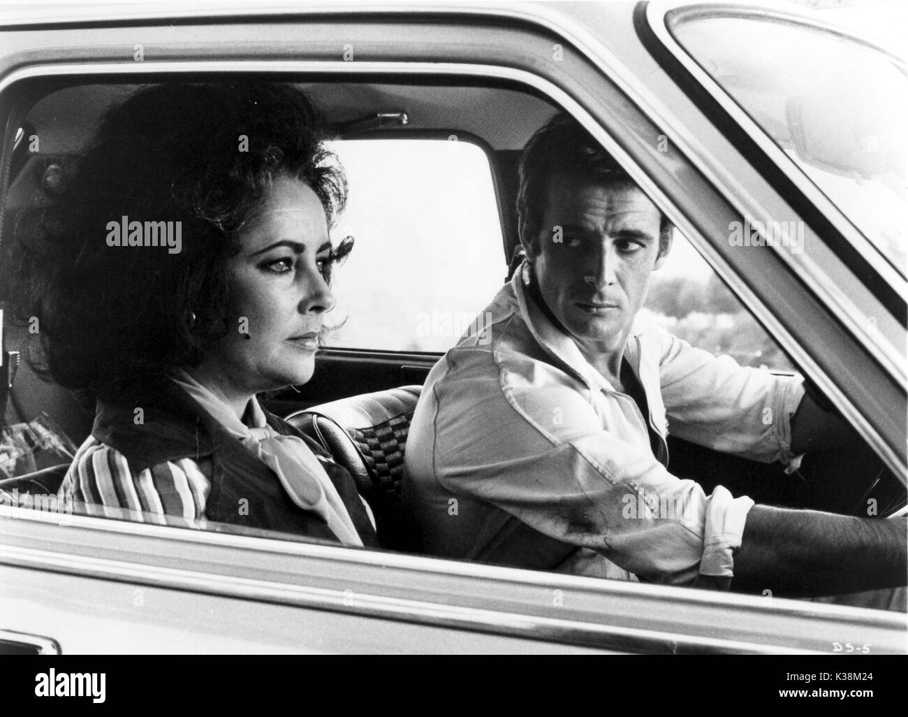 IDENTIKIT [ ITALIA / 1974 ] aka IL SEDILE CONDUCENTE Elizabeth Taylor, [?] GUIDO MANNARI Foto Stock