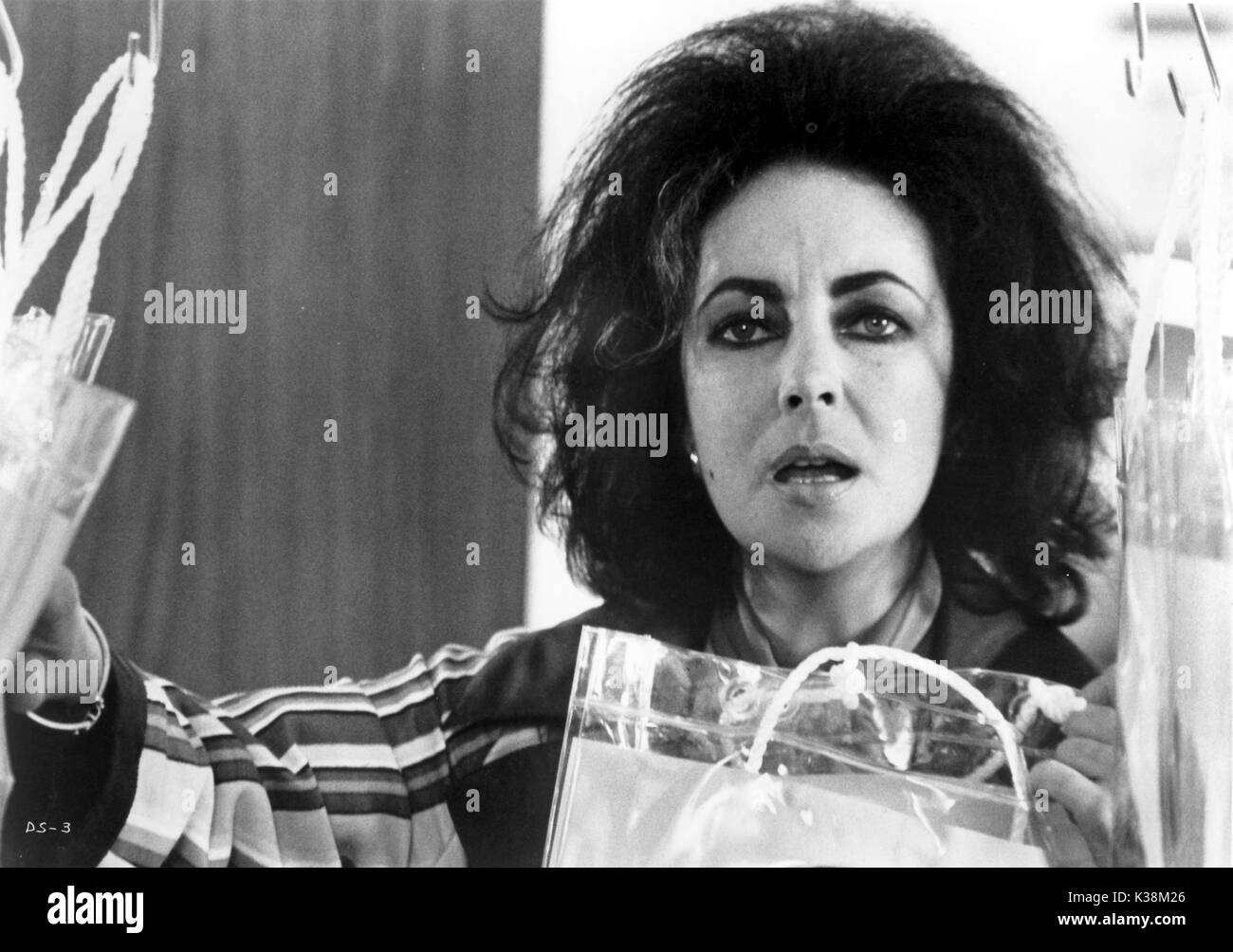 IDENTIKIT [ ITALIA / 1974 ] aka IL SEDILE CONDUCENTE ELIZABETH TAYLOR Foto Stock
