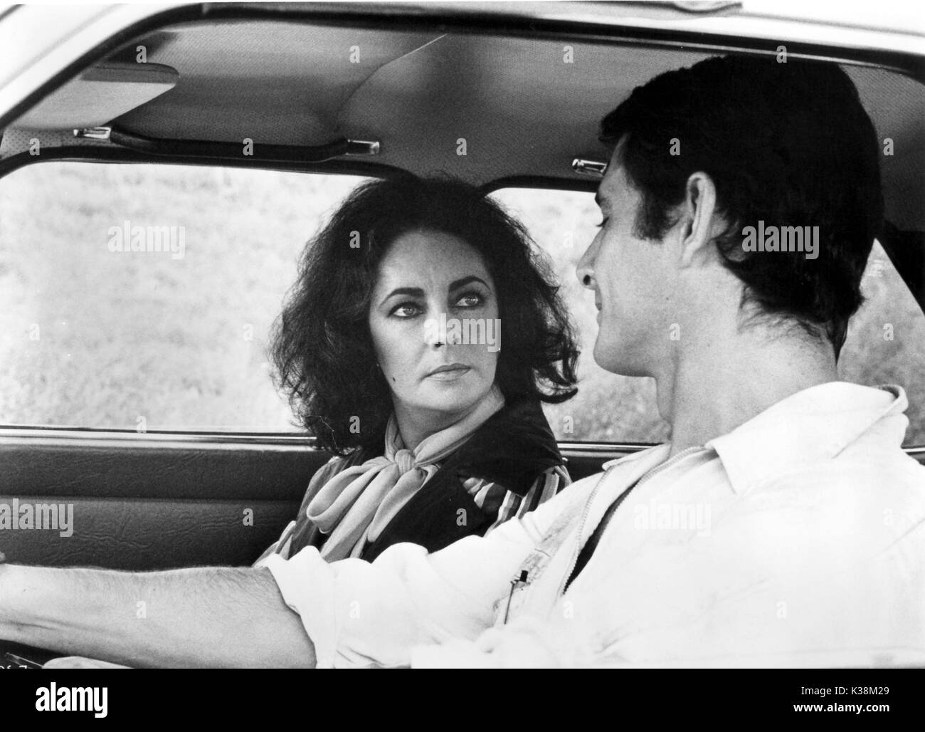 IDENTIKIT [ ITALIA / 1974 ] aka IL SEDILE CONDUCENTE Elizabeth Taylor, [?] GUIDO MANNARI Foto Stock