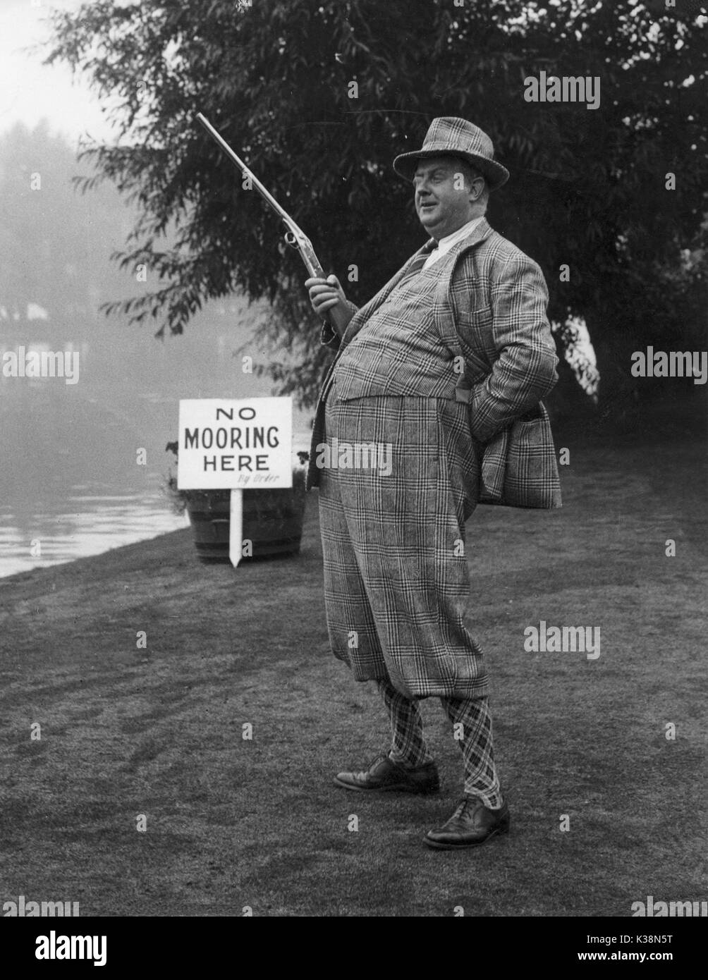 Tre uomini in una barca di DAVY BURNABY Foto Stock