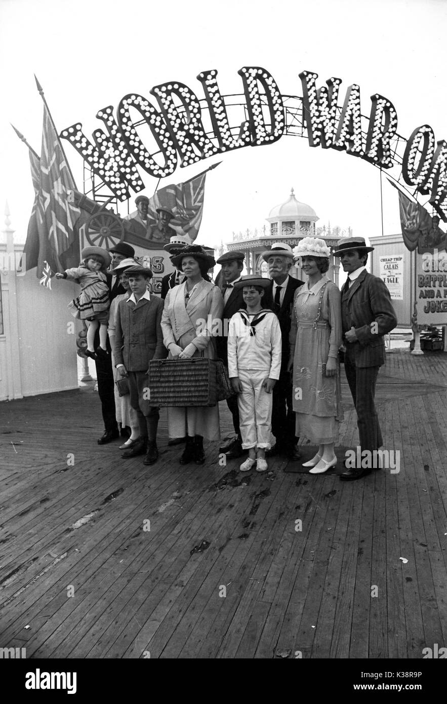 OH! Che bella guerra WHILEMAN KATHLENN, Paul Shelley, WENDY ALLNUTT, Malcolm McFEE, CORIN REDGRAVE, MARY WIMBUSH, Colin Farrell, KIM SMITH, John Rae, ANGELA THORNE, MAURICE ROEVES Foto Stock