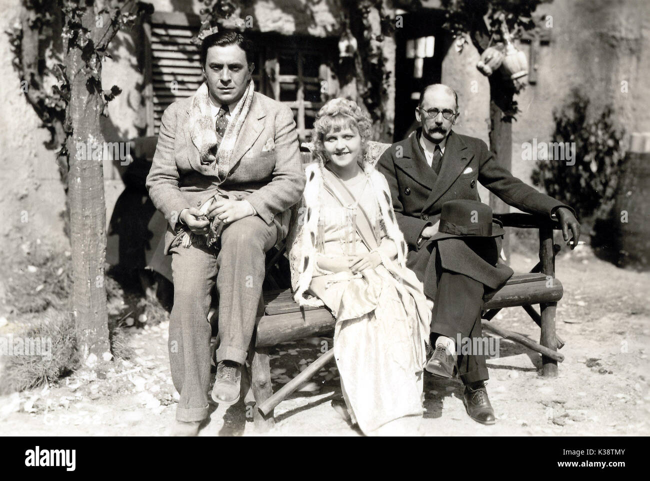 Il Vagabond regina attrice BETTY BALFOUR e GEORGE PEARSON il suo primo film del regista con GEZA VON BOLVARY chi sta dirigendo il VAGABOND regina per British International Pictures in cui Betty Balfour è la stella il VAGABOND REGINA [BR 1930] attrice BETTY BALFOUR e GEORGE PEARSON [destra, il suo primo film del regista] con il regista GEZA VON BOLVARY data: 1930 Foto Stock