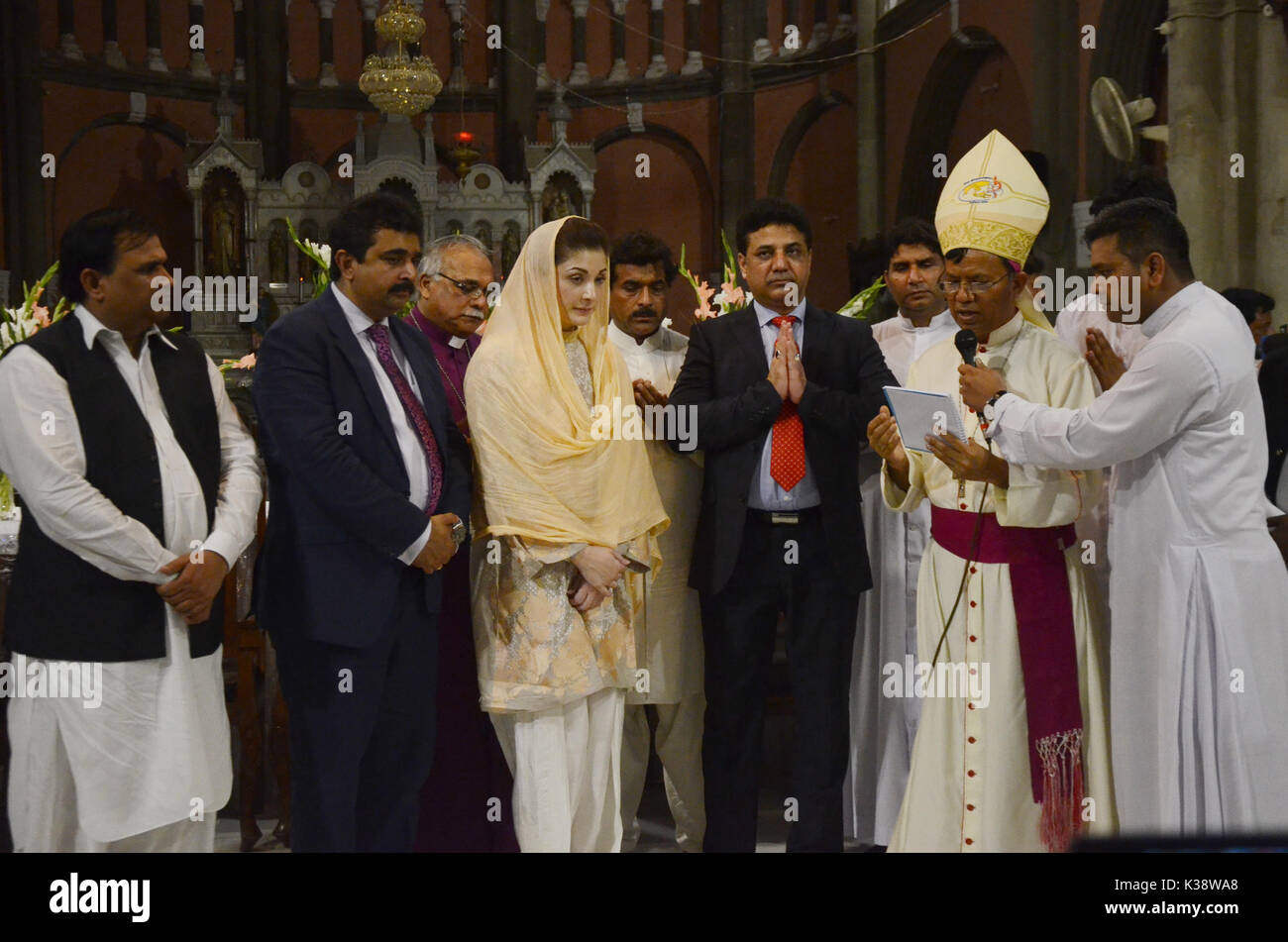 Lahore, Pakistan. 02Sep, 2017. Maryam Nawaz, figlia dell'ex primo ministro del Pakistan Nawaz Sharif indirizzi alla comunità cristiana presso la Basilica di Sant'Antonio Chiesa come parte della campagna elettorale di sua madre in difficoltà Kalsoom Nawaz a NA-120. Credito: Rana Sajid Hussain/Pacific Press/Alamy Live News Foto Stock