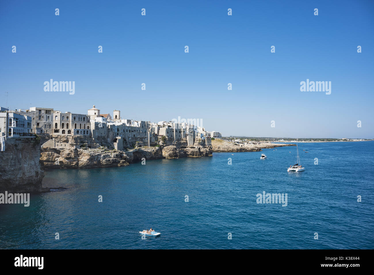 Mare Italia Puglia Polignano a mare gradevoli pugliese di seaside resort su un promontorio roccioso, luogo di nascita del cantante Domenico Modugno 34 Foto Stock