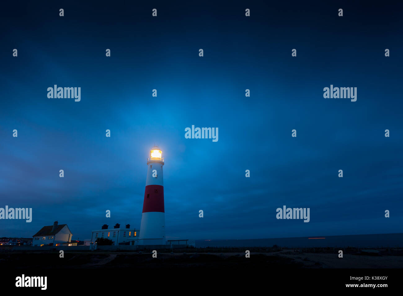 Portland Bill lighthouse nella luce della sera con la lampada che brilla REGNO UNITO Foto Stock