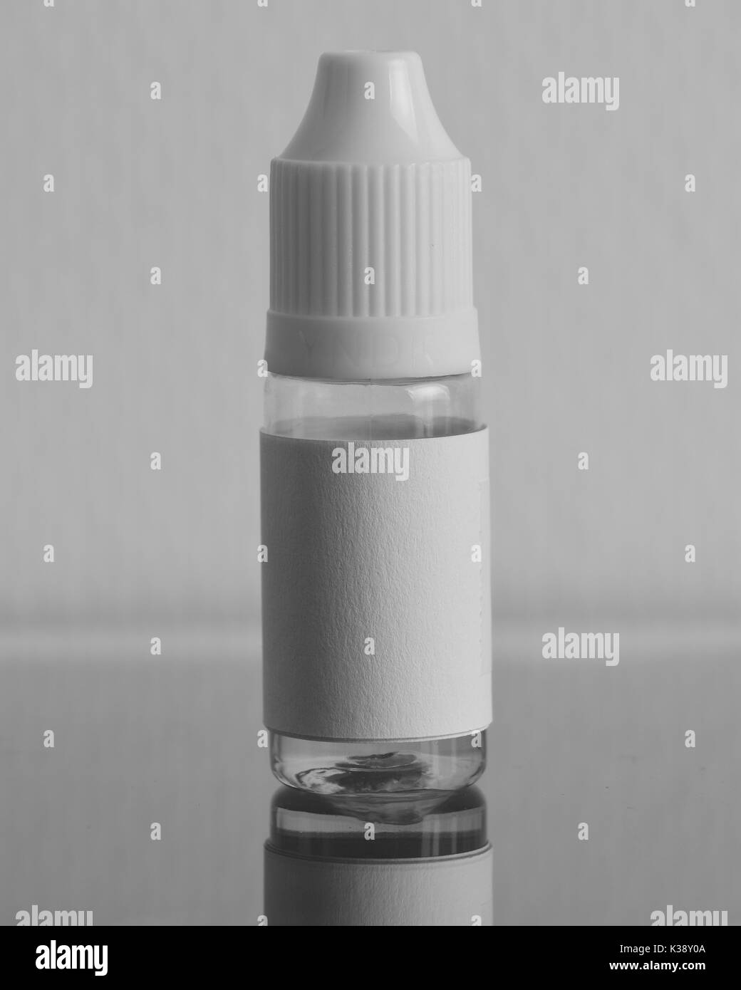 Isolato e bottiglie di liquido per dispositivi vaping, e sigaretta, sigaretta elettronica, su uno sfondo nero. Foto Stock