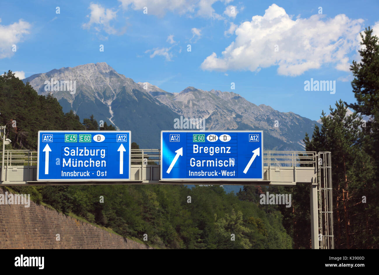 Le direzioni sull'autostrada per andare a Salisburgo o a Monaco di Baviera Foto Stock