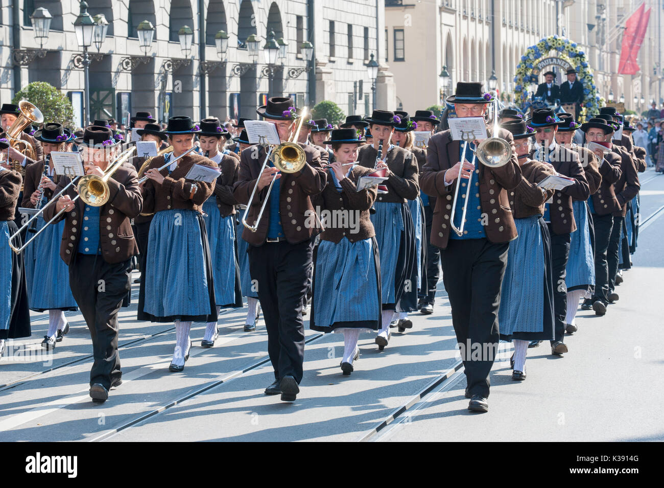 Oktoberfest a Monaco di Baviera è il più grande birra e folk festival nel mondo. Il pubblico sfilata di apertura avviene con 9000 partecipanti Foto Stock