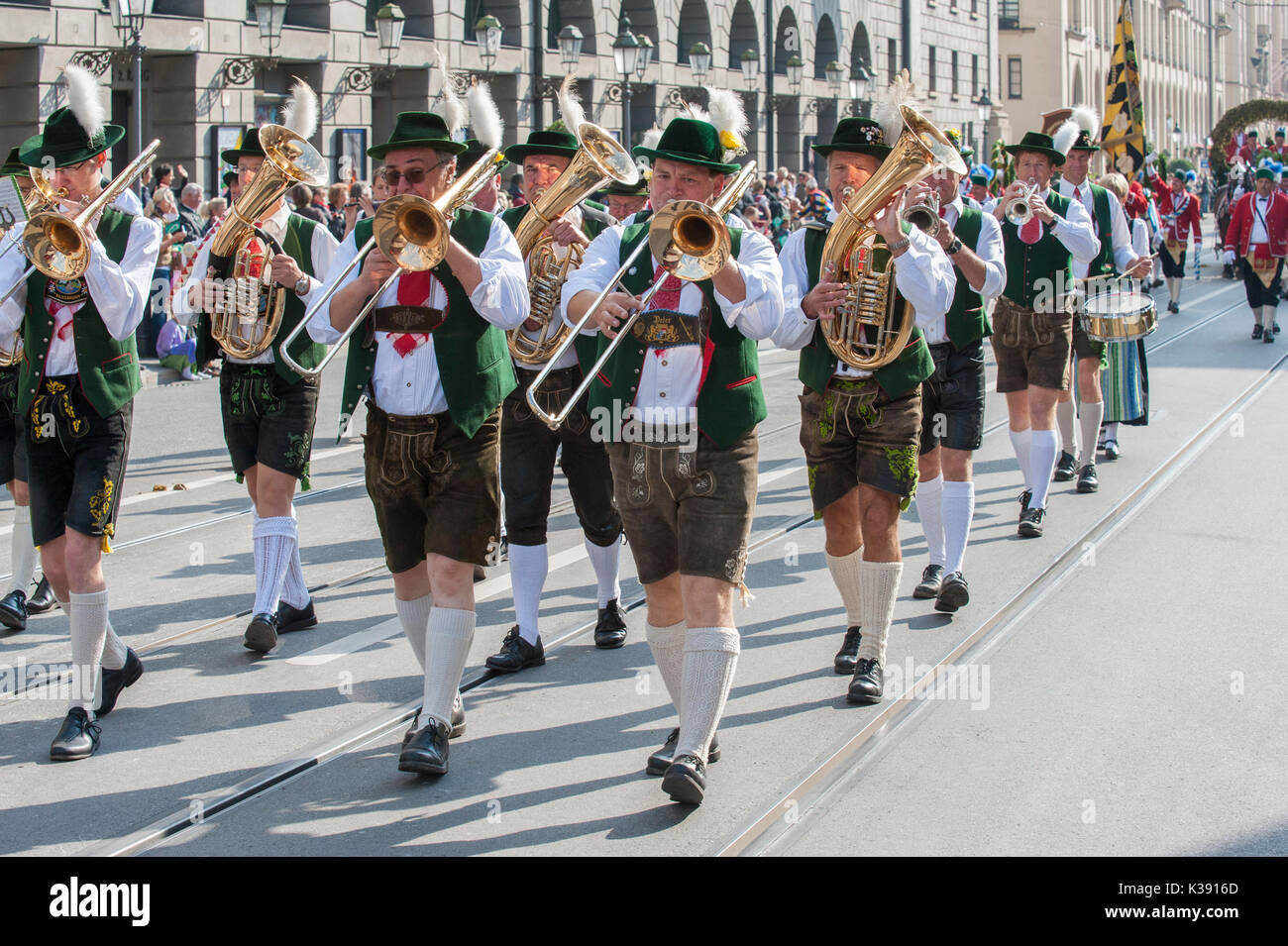 Oktoberfest a Monaco di Baviera è il più grande birra e folk festival nel mondo. Il pubblico sfilata di apertura avviene con 9000 partecipanti Foto Stock