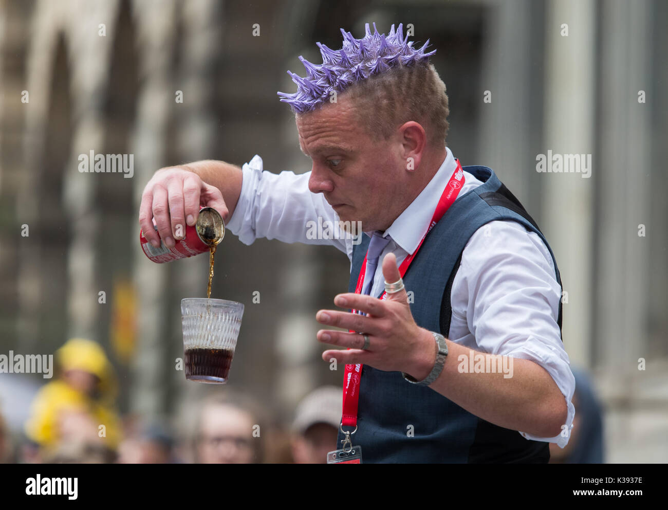 Un mago di strada sul Royal Mile di Edimburgo durante il Festival di Edimburgo Fringe Foto Stock