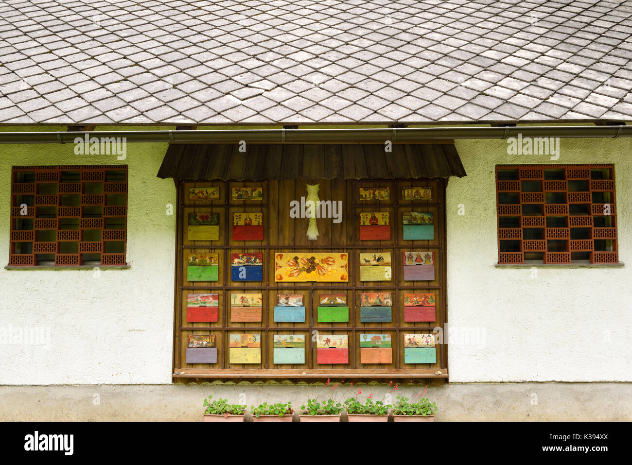 Colorato dipinto a mano apiario beehive copre la decorazione della facciata di un edificio con tetto in pietra a Dornk agriturismo villaggio Mlino Bled Slovenia Foto Stock