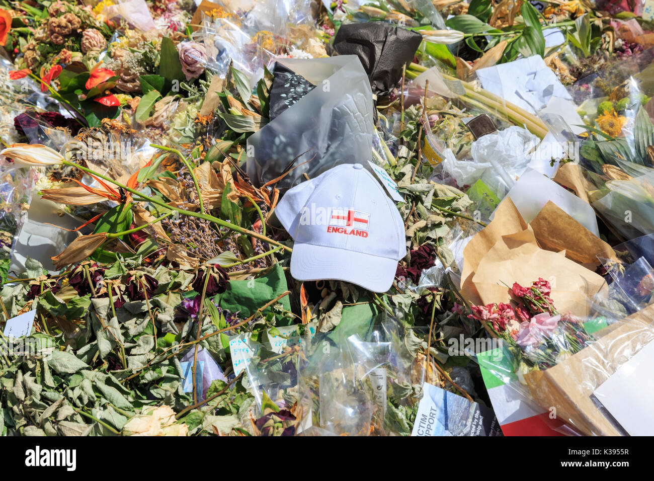 Mare di fiori e di cordoglio e di un cappuccio in Inghilterra, veglia vicino la scena del 2017 London Bridge e di Borough Market attacchi terroristici e postumi, Foto Stock