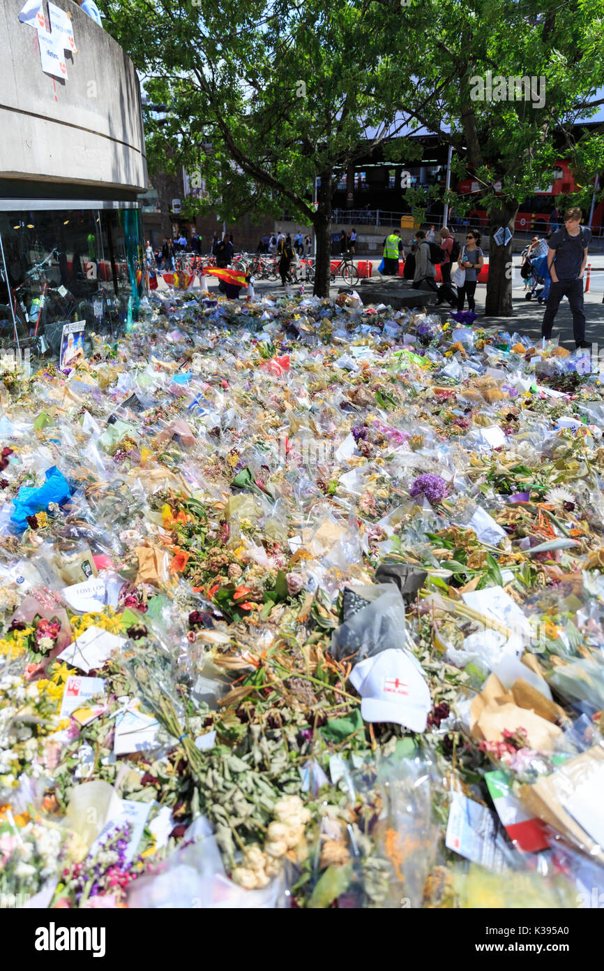 Omaggi floreali, mare di fiori e messaggi di cordoglio dal di sopra, veglia vicino al 2017 scena di London Bridge e di Borough Market gli attentati di Londra, Regno Unito Foto Stock