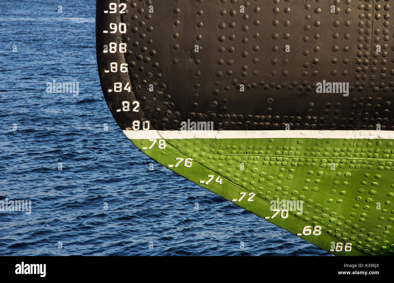 La linea di galleggiamento della nave marcato spostamento sul lato della nave Foto Stock