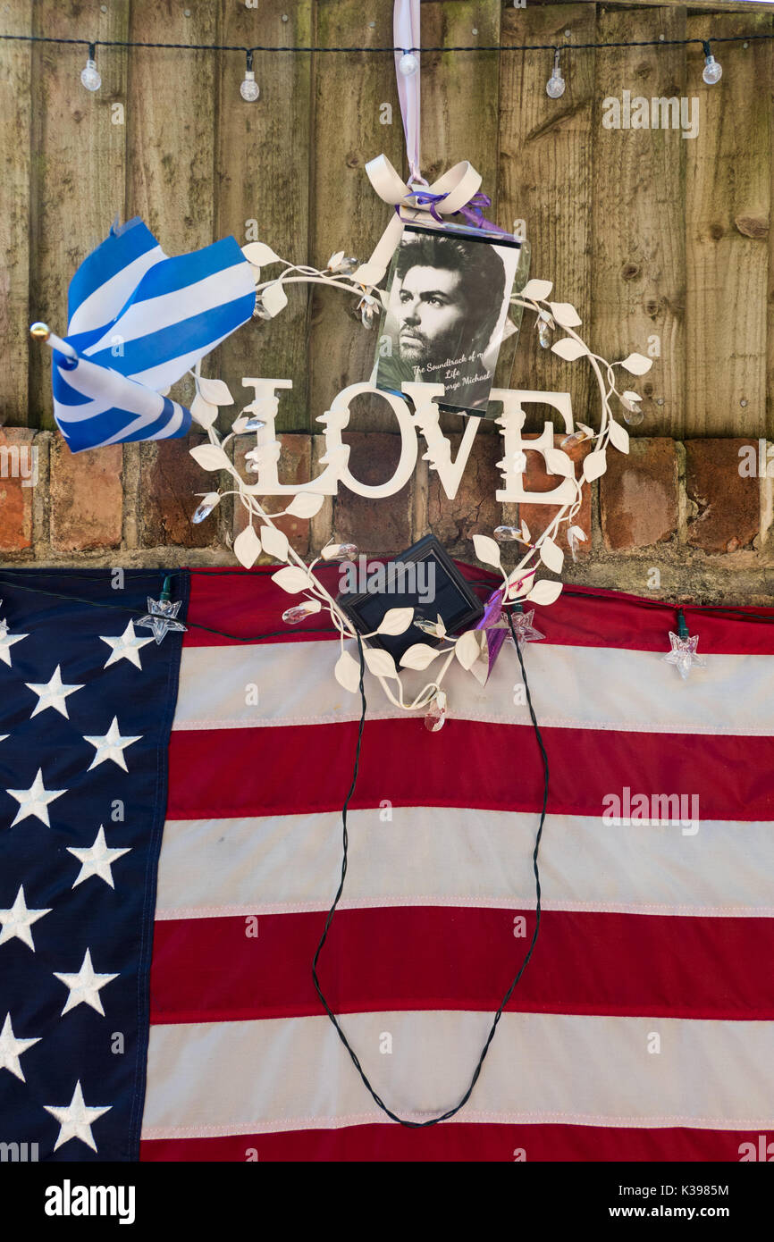 Parte di un santuario di fan di George Michael a casa sua in Goring-on-Thames,Inghilterra Foto Stock