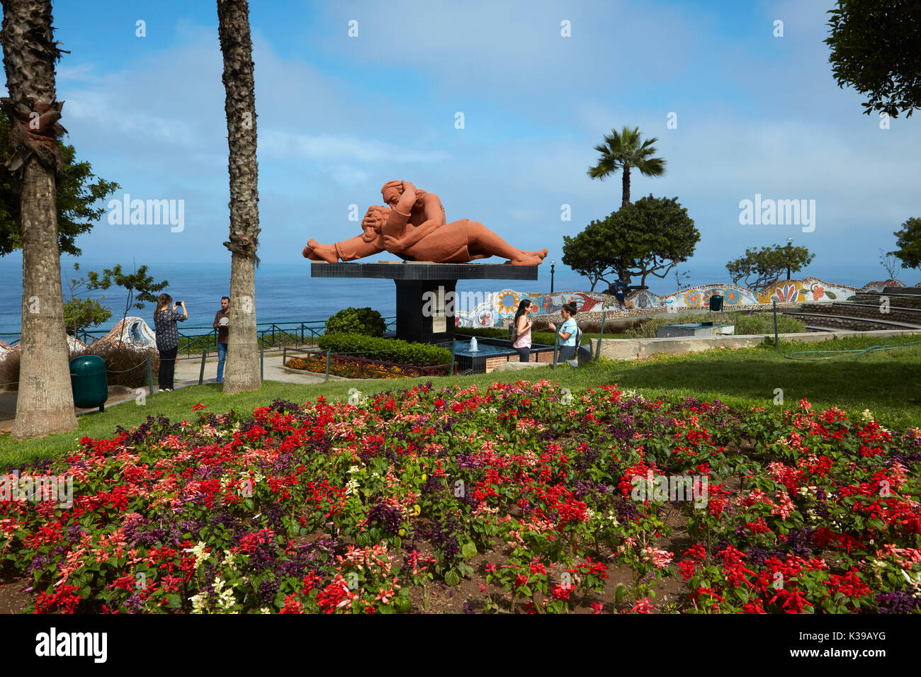 Giardino fiorito e El Beso (Il Bacio) della statua di Victor Delfin, Parco del Amor (Parco dell'Amore), Miraflores Lima, Perù, Sud America Foto Stock