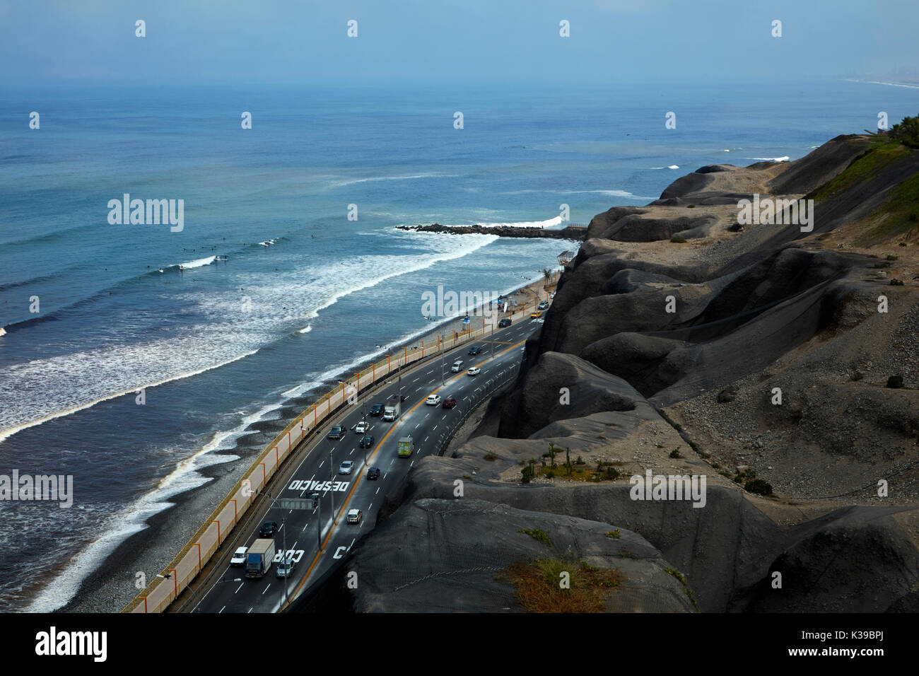 Oceano Pacifico, spiaggia, strada e scogliere, Miraflores waterfront, Lima, Perù, Sud America Foto Stock