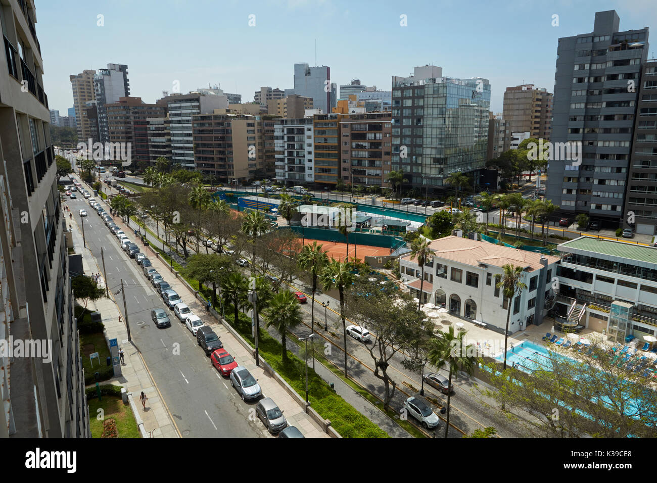 Gli appartamenti e i campi da tennis lungo il Malecon Balta, Miraflores Lima, Perù, Sud America Foto Stock