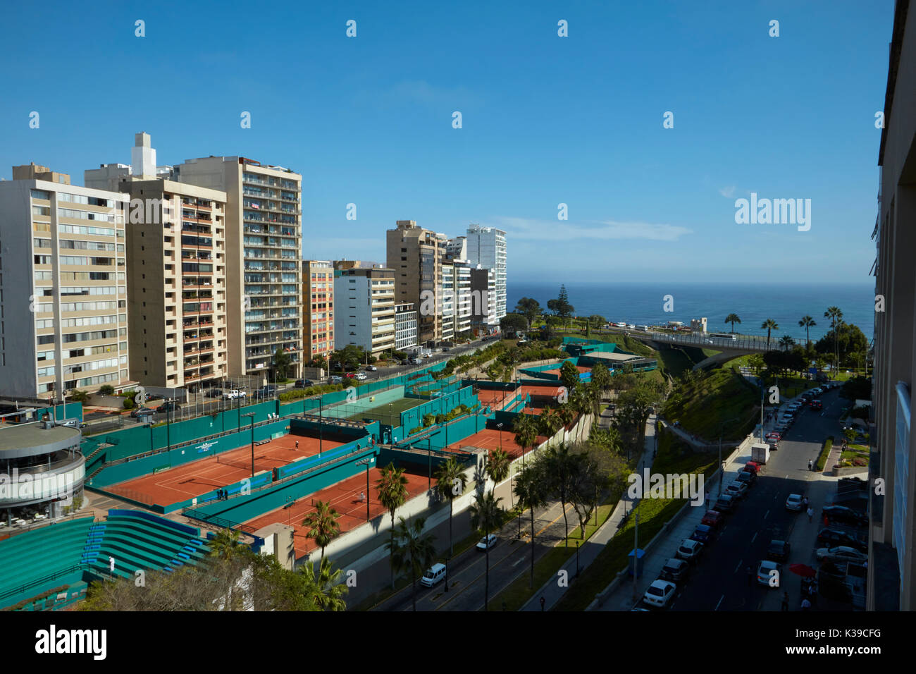 Gli appartamenti e i campi da tennis lungo il Malecon Balta, Miraflores Lima, Perù, Sud America Foto Stock