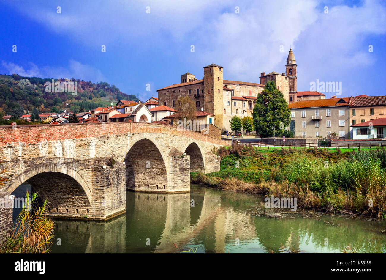 Imponente MONASTERO BORMIDA,regione piemonte,l'Italia. Foto Stock