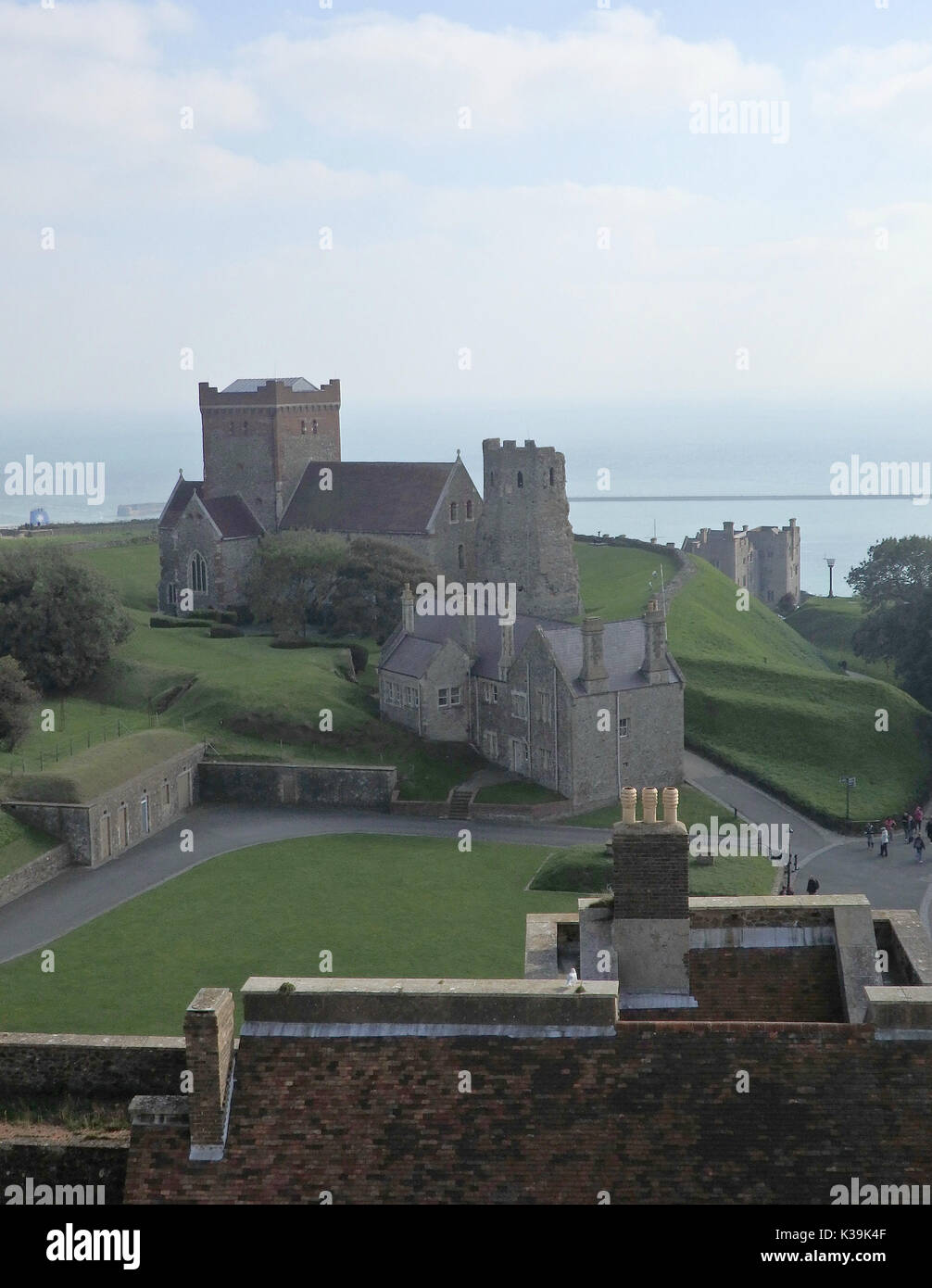 Esplorare il castello di Dover nel Kent; un inglese un patrimonio di proprietà che si affaccia sulle scogliere bianche di Dover con un abbondanza di inglese storia militare Foto Stock