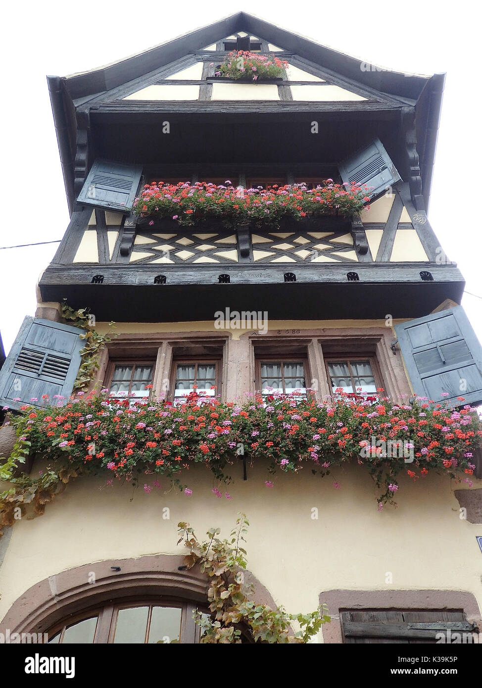 Le belle case nel villaggio di Dambach-la-Ville lungo la strada dei vini di Alsazia in Francia; un grande giorno di viaggio da Strasburgo Foto Stock