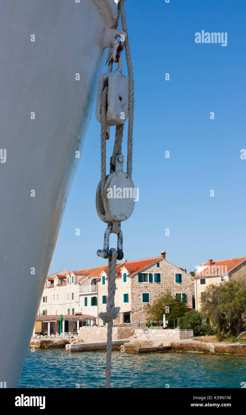 Dettaglio di una nave che arrivano al vecchio villaggio mediterraneo di Sepurine islan Prvic, Croazia Foto Stock