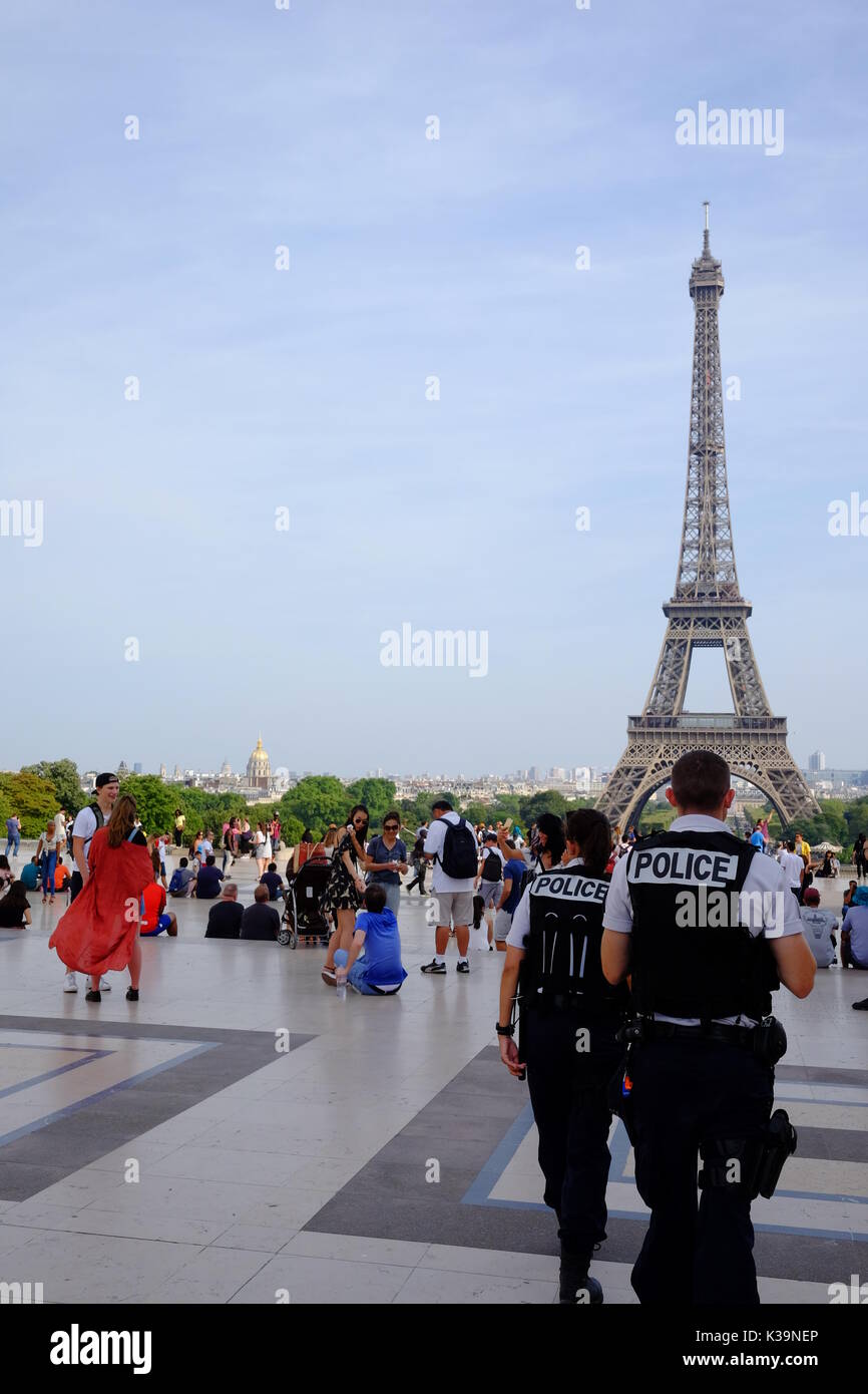 Francese armata pattuglia di polizia per le strade di Parigi e la Torre Eiffel in risposta al terrore avviso in Francia, proteggendo le attrazioni turistiche e luoghi di interesse Foto Stock