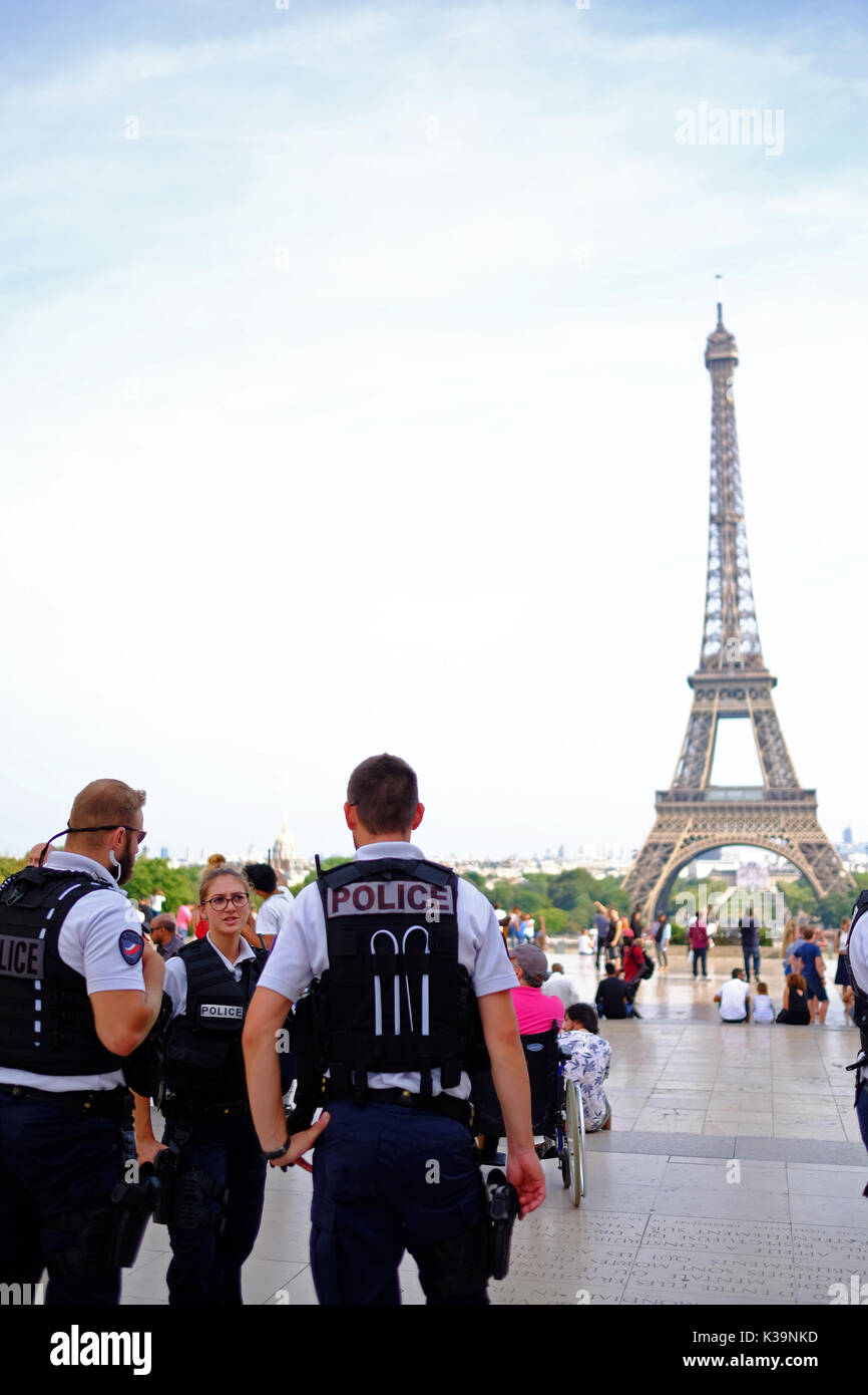 Francese armata pattuglia di polizia per le strade di Parigi e la Torre Eiffel in risposta al terrore avviso in Francia, proteggendo le attrazioni turistiche e luoghi di interesse Foto Stock
