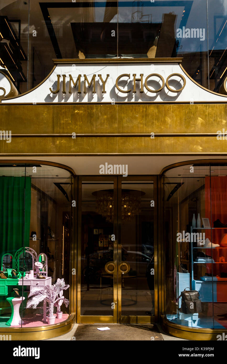 L'esterno di Jimmy Choo designer di calzature e accessori di lusso Store, New Bond Street, Londra, Regno Unito Foto Stock