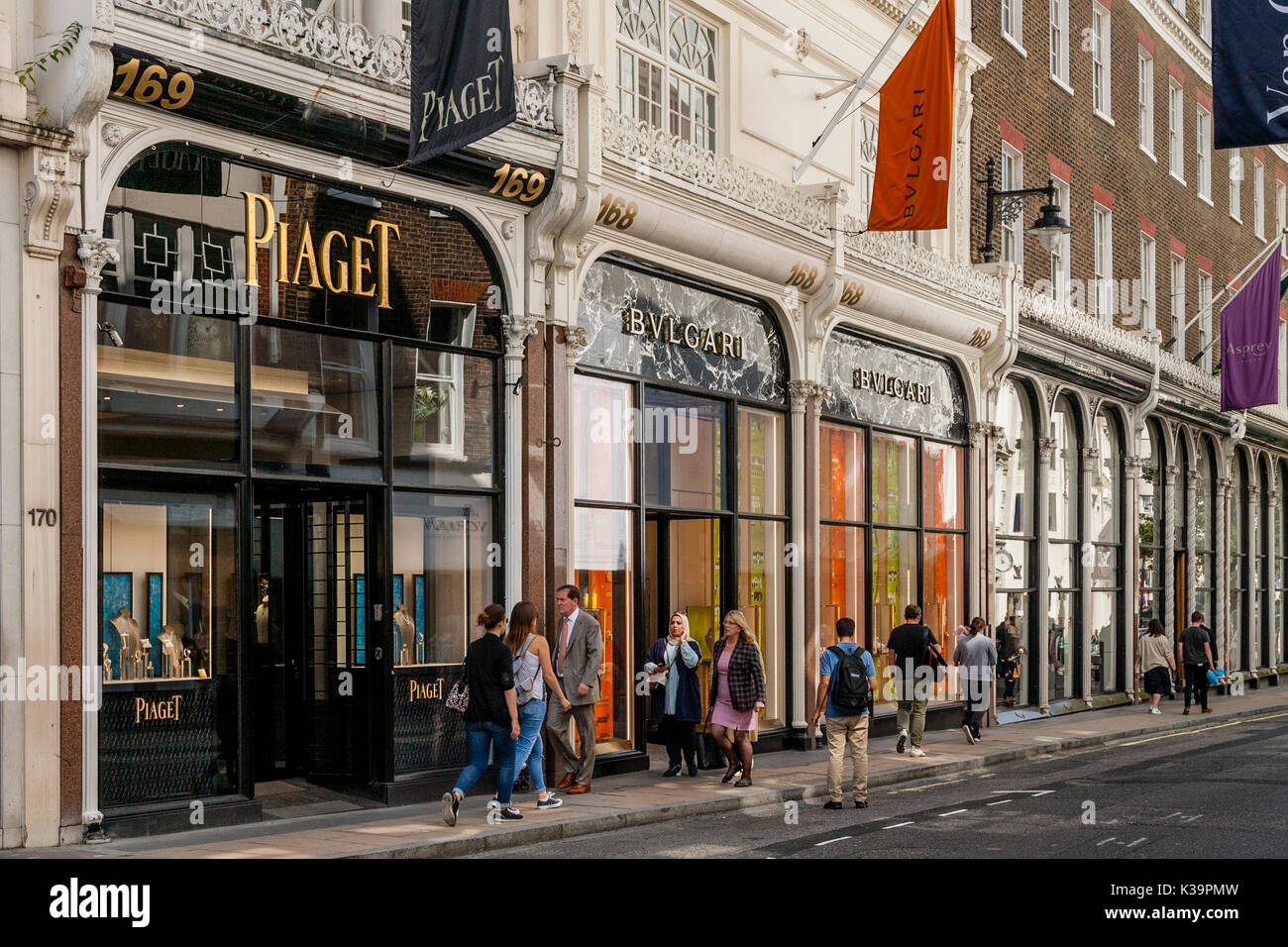 People Shopping in New Bond Street, Londra, Regno Unito Foto Stock