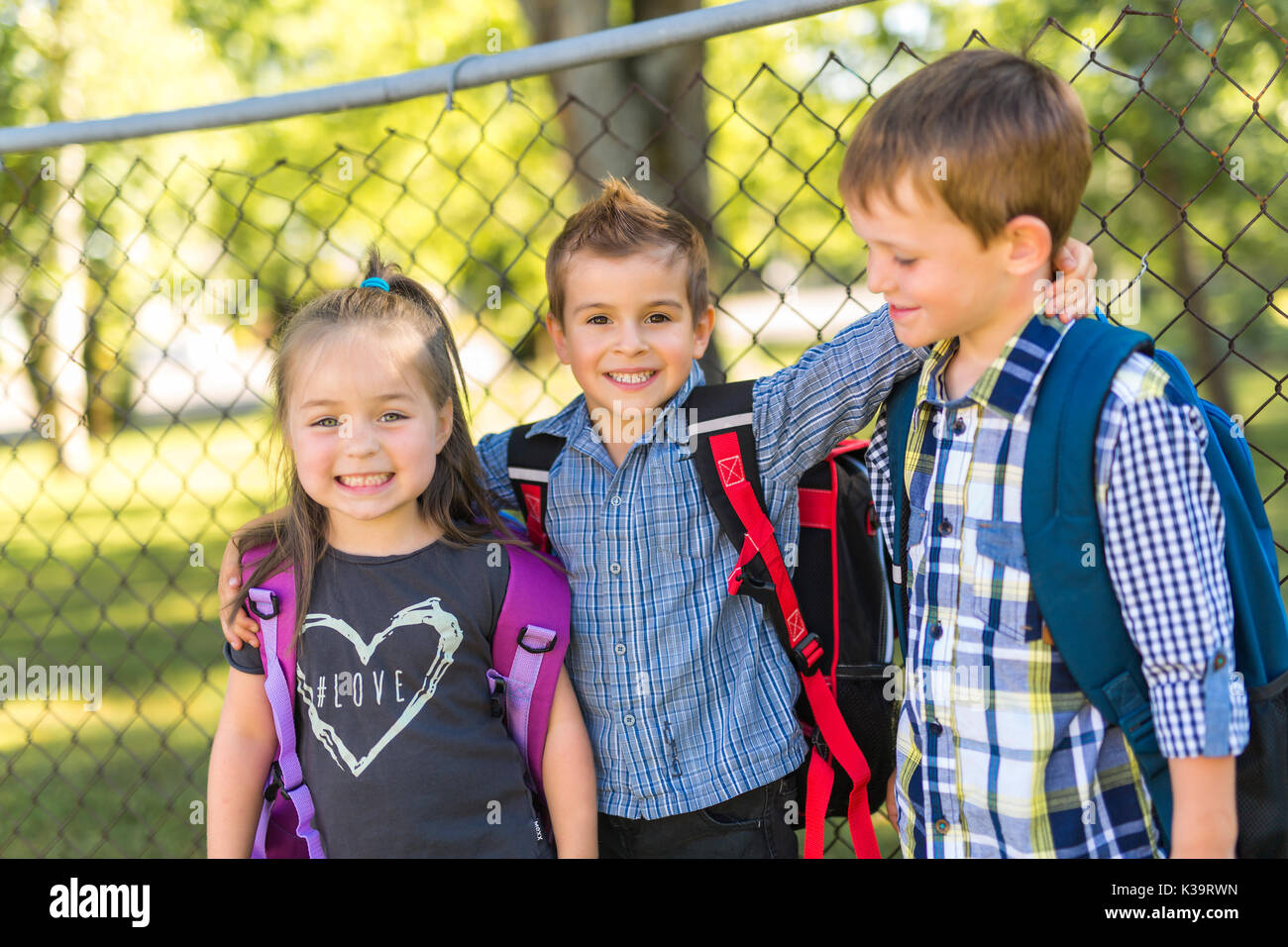 Pre scuola bambini sulla scuola parco giochi Foto Stock