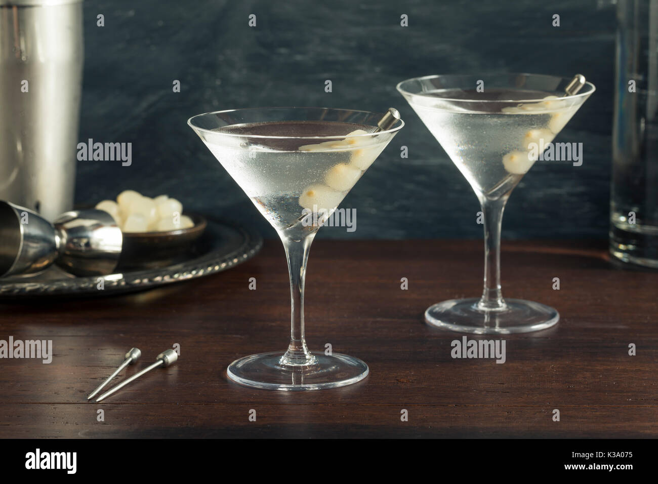 In casa Boozy Gibson Martini Cocktail con cipolle Foto Stock