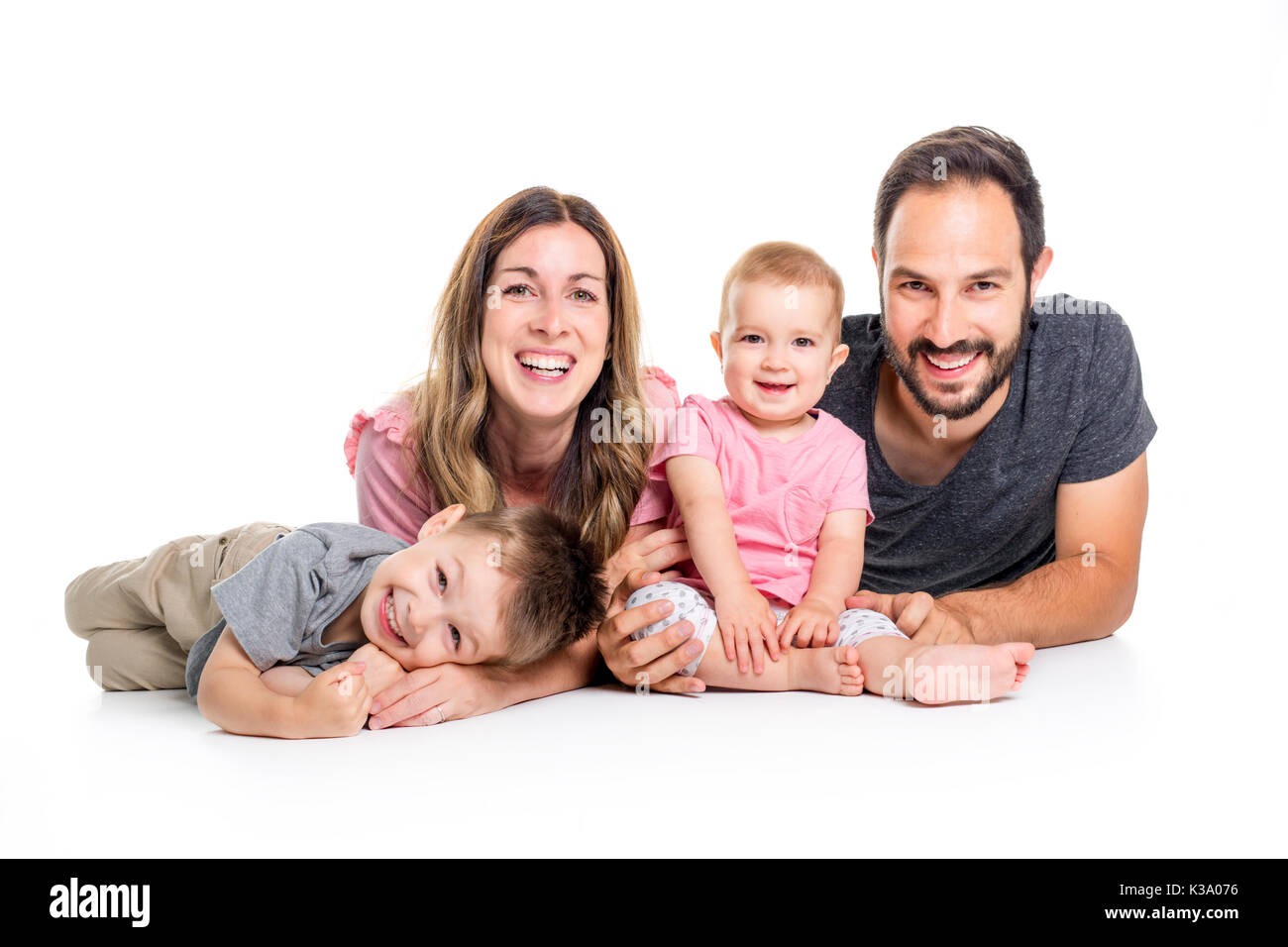 Sorridenti famiglia di quattro isolati su sfondo bianco Foto Stock