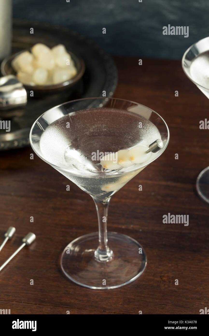 In casa boozy gibson martini cocktail con cipolle Foto Stock
