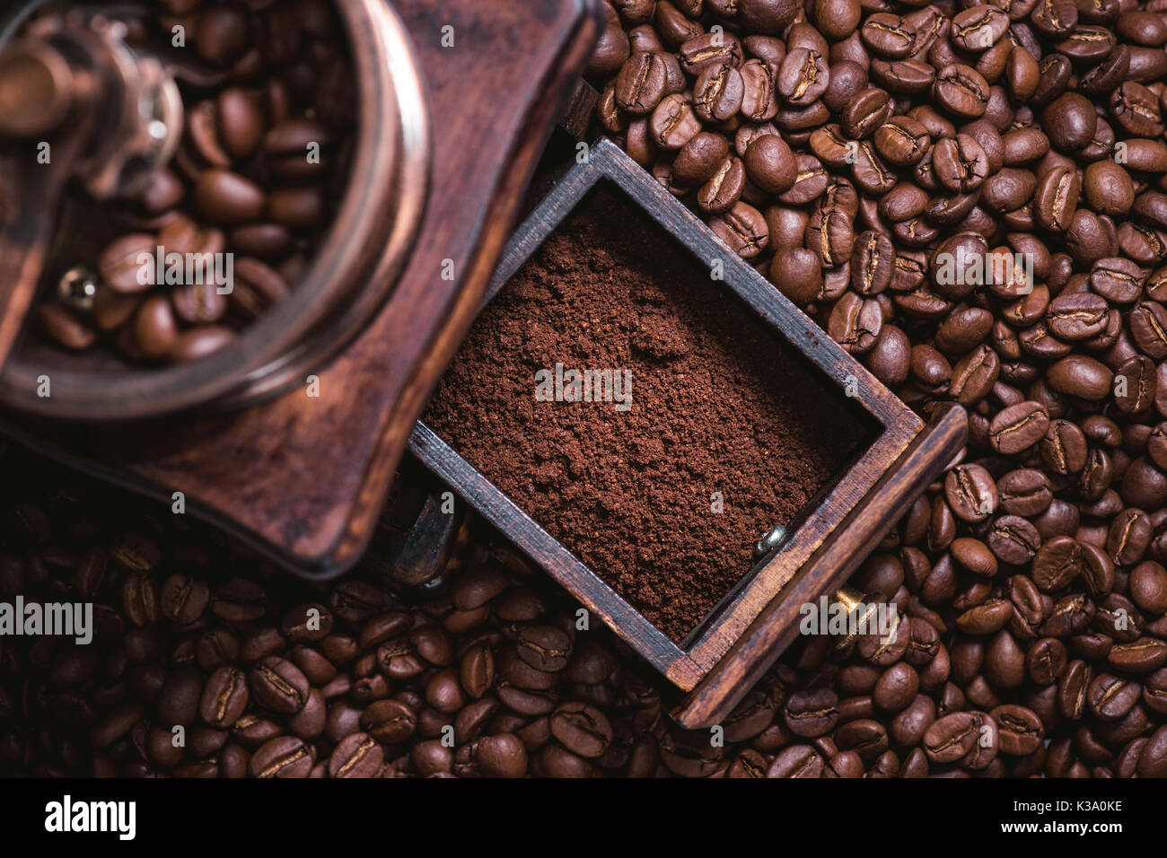 La macinazione del caffè fresco da chicchi di caffè tostati. Foto Stock