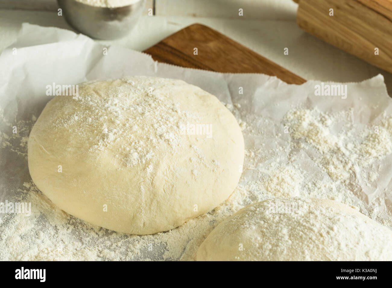 Materie organiche Pizza bianca palla di impasto con la farina Foto Stock