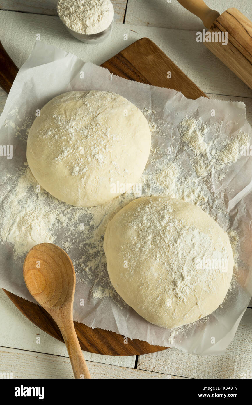 Materie organiche pizza bianca palla di impasto con la farina Foto Stock