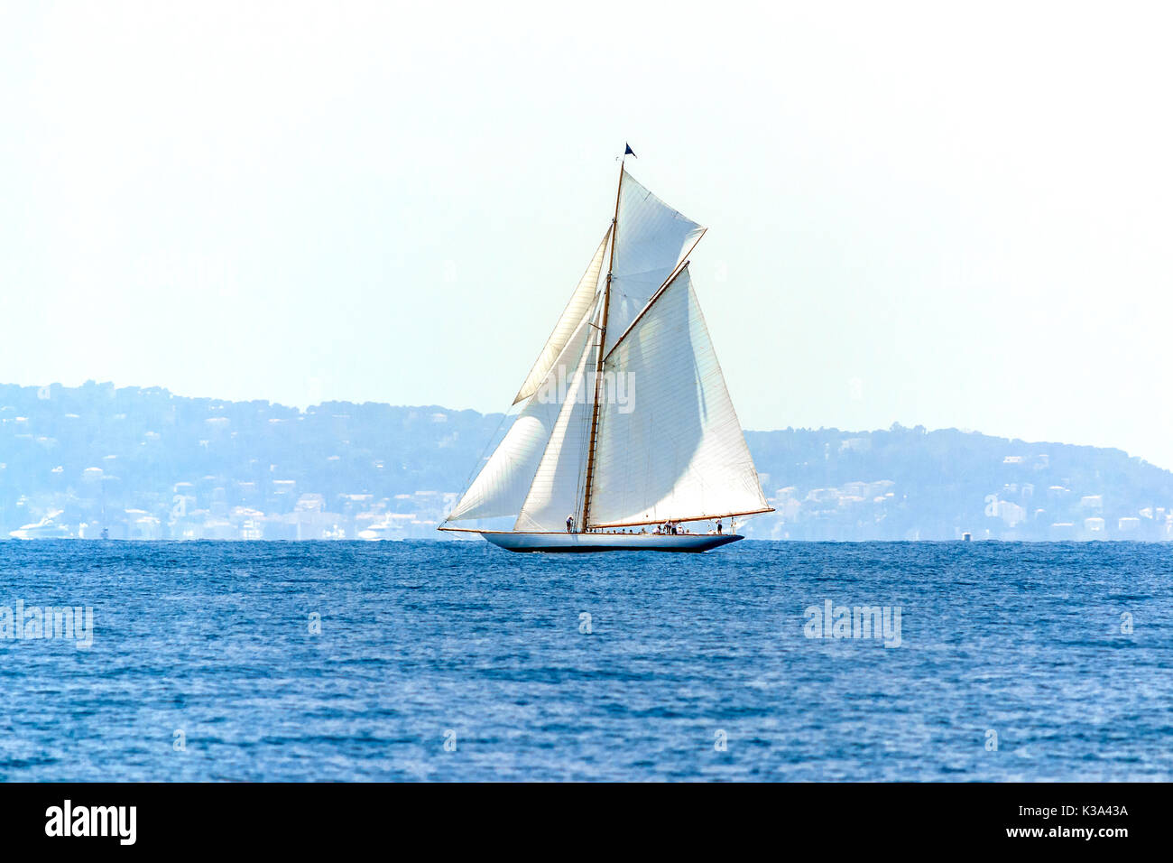 Regata tra barche a vela mediterranee nel Mar Ligure Foto Stock