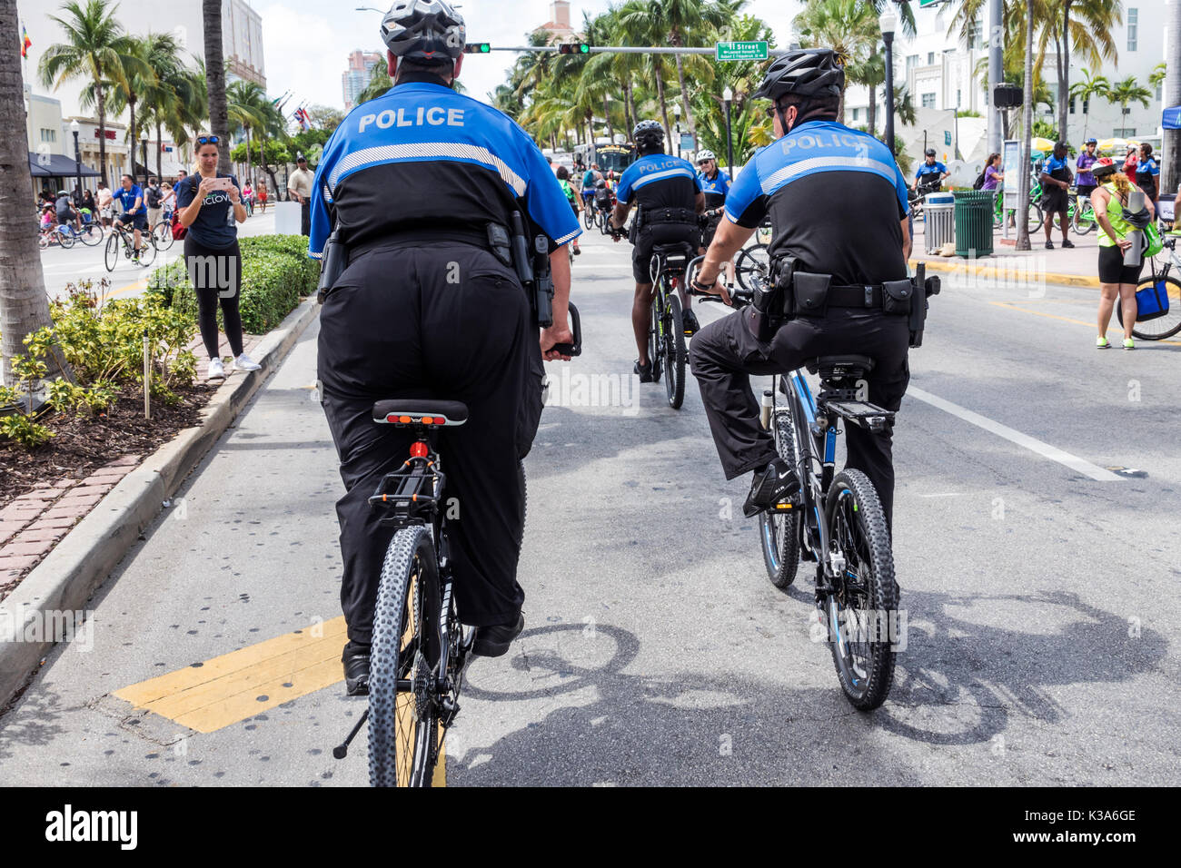 Miami Beach Florida, Washington Avenue, Ciclovia, festival di bici da strada, biciclette, bicicletta, chiusura temporanea di strada, poliziotto, pattuglia bicicletta, pattugliatore, overw Foto Stock