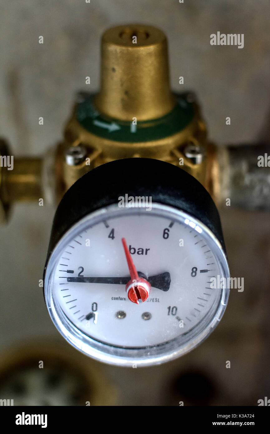 Manometro e riduttore della pressione dell'acqua per i tubi di casa Foto Stock
